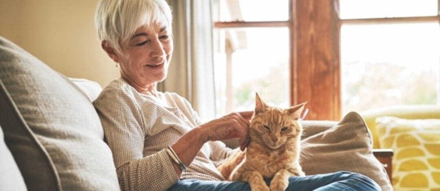 vrouw met kat op schoot