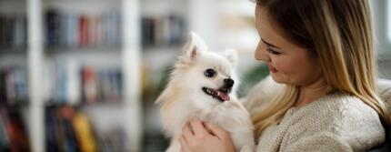 Vrouw met klein hondje