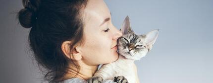 Vrouw met kat op schouder
