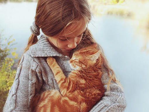 meisje met rode kat in haar armen