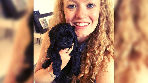 Vrouw met een puppy yorkiepoo