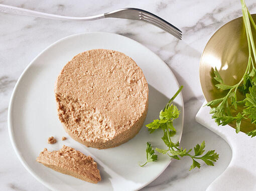Gourmet Gold mousse geserveerd op een bord