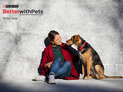 Better with Pets prize vrouw zit met hond