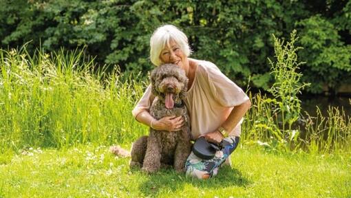 Oopoeh met hond zittend op het gras