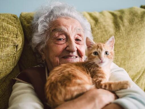 Oudere vrouw met een kat