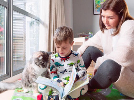 Moeder en zoon spelen met een kat