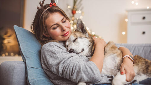 vrouw met hond op de bank