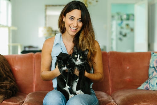 Vrouw met twee zwarte katten